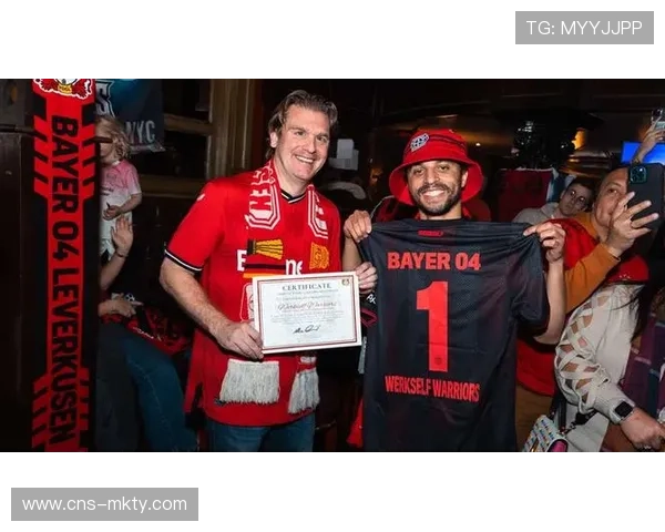 勒沃库森球员赛后围圈致谢客场球迷，队长发言鼓励